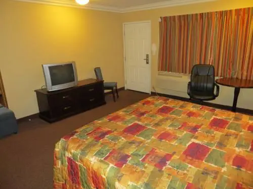 Delmonico Motel 9